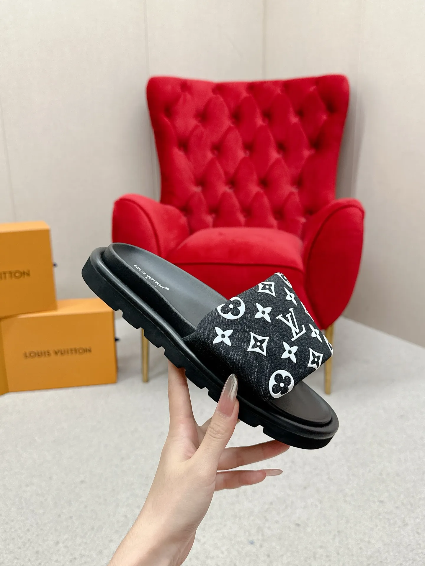 👟👟Ex-factory price 420👟👟 LV Louis Vuitton Full of high-end feel! A popular model among bloggers at home and abroad, it’s retro and fashionable and looks amazing on your feet! Mainly recommended model on the official website★ ━━━━━ ЅᏇєєt ━━━━━ ▪️Upper: original calfskin ➕5D printing process ▪️Inner: imported mixed sheepskin ▪️Outsole: original molded foam outsole ▪️Size: Female 35-40 Men's 39-44 (women's 41 men's 45)